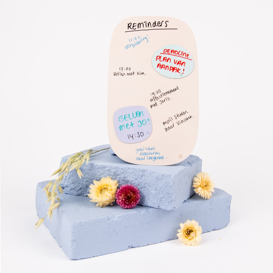 Organische Sticky blanco board small Whiteboard van Greenstory op een altaar van bloemen