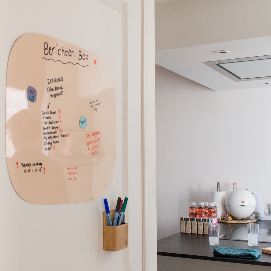 Organische Sticky blanco board extra groot Whiteboard van Greenstory geplakt op een kastdeur