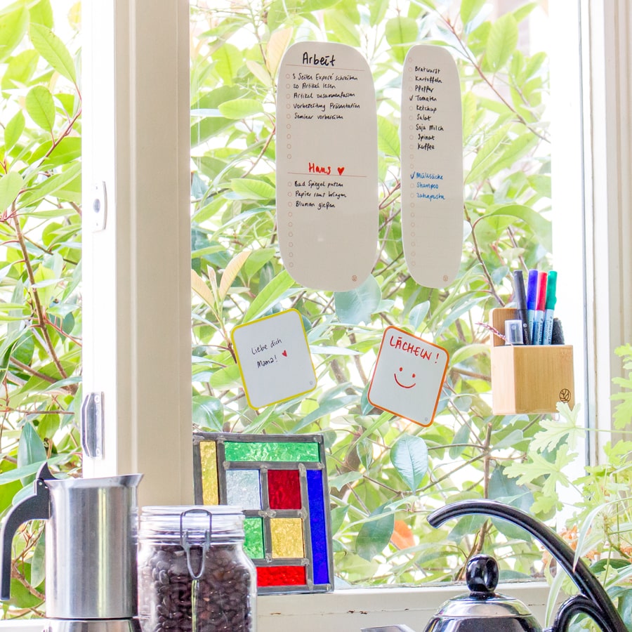Sticky boodschappenplanner en sticky to do overzicht op een raam geplakt.