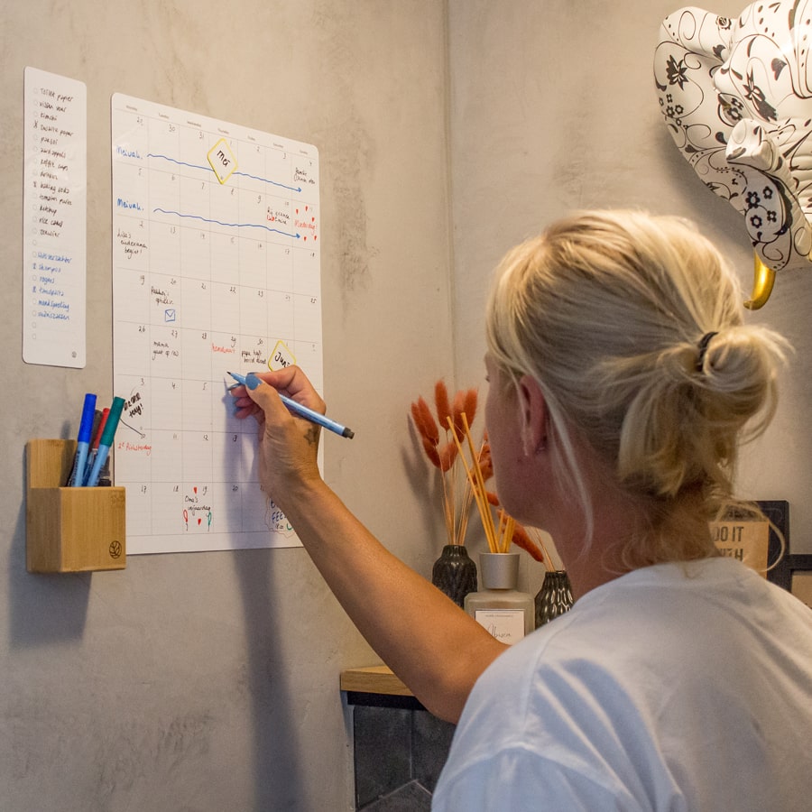 Sticky boodschappenplanner en 2 maandenplanner geplakt op een beton ciré muur.