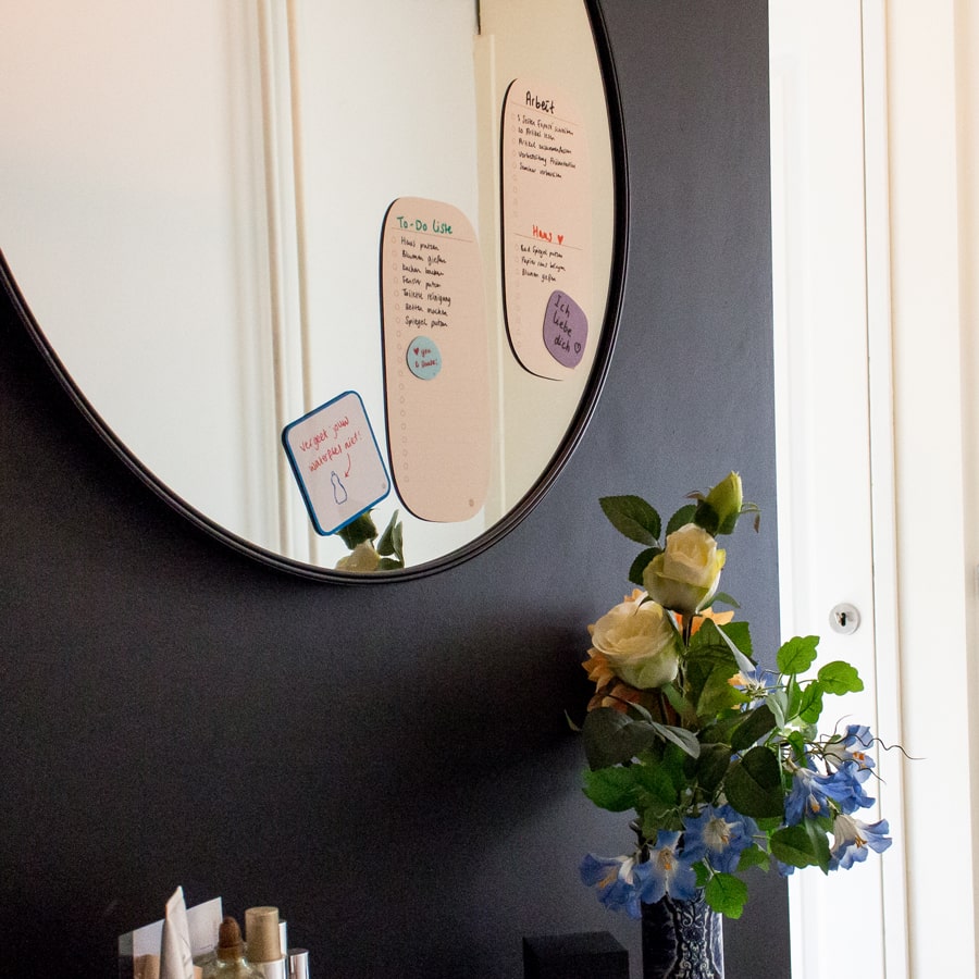 Sticky whiteboards geplakt op een spiegel.