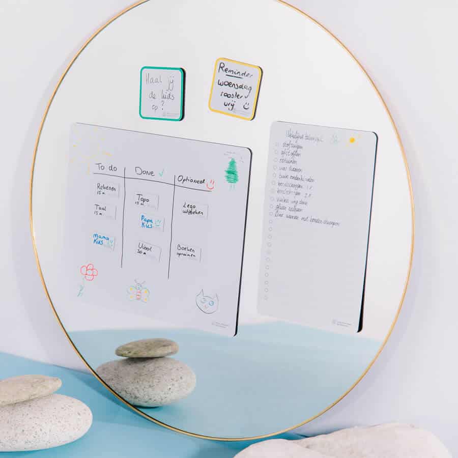 Sticky vellen Whiteboard van Greenstory geplakt op een spiegel